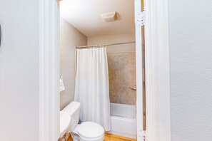 Free toiletries, hair dryer, towels - Lovely Austin condo close to downtown with streaming, W/D, central AC, & WiFi (Austin)