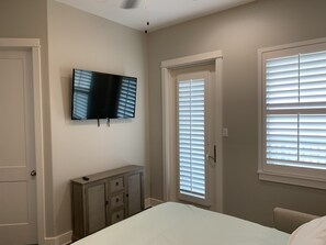5 bedrooms, iron/ironing board, free WiFi, bed sheets
