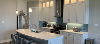HUGE 4BR/3BA! Pool, Beach & Boat Slip! 4 Car Garage 