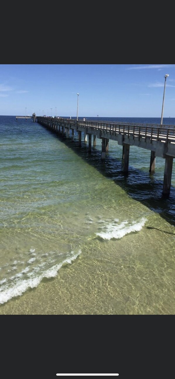 Ranta lähistöllä, aurinkotuoleja