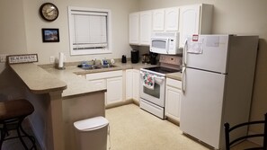 Frigorifero, microonde, forno, piano cottura