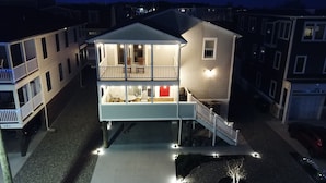 Um edifício residencial de dois andares com varanda e pequena área de deck.