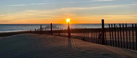 Plage à proximité, chaises longues