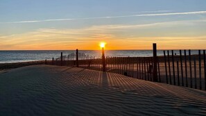 Beach nearby, sun-loungers - Amazing Lewes Location - Walk to Beach by Day, Town by Night!  Full-size arcade! (Lewes)