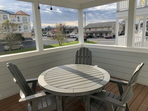 Outdoor dining - Amazing Lewes Location - Walk to Beach by Day, Town by Night!  Full-size arcade! (Lewes)