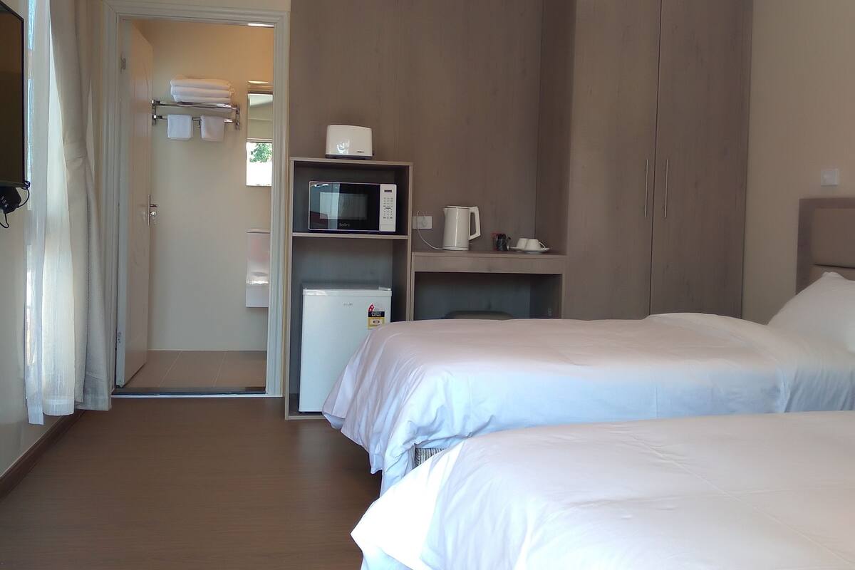 Familiesuite (1 Single bed + 1 Double bed) | Dundyner, wi-fi (inkludert) og sengetøy