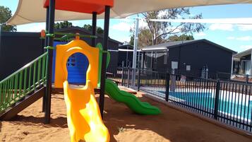 Zona de juegos infantil al aire libre