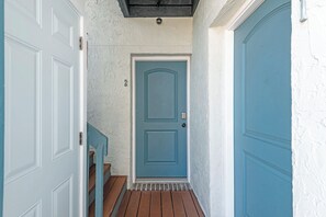 Interior - Cozy Apartment Steps to the sea - 2 bd - 2 Bathrooms - No stairs (Jacksonville Beach)