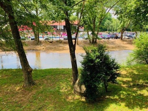 On the River in Helen HotTub Easy Walk to Downtown, 3BR, 3.5BA, Sleeps 9