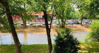 On the River in Helen HotTub Easy Walk to Downtown, 3BR, 3.5BA, Sleeps 9