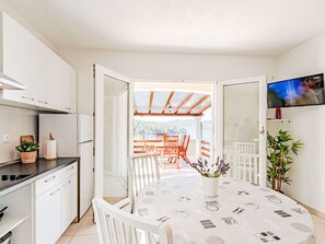 Dining - Stunning private villa for 6 guests with WIFI, TV, terrace and pets allowed (Potirna)