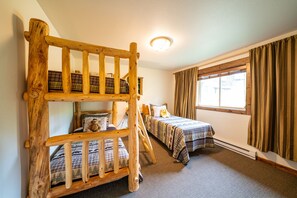 3 bedrooms, travel cot, free WiFi, bed sheets