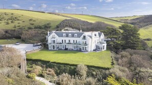 Exterior - 10 The Whitehouse -  a superb apartment with a sea view balcony found in an exclusive development ov (Watergate Bay)