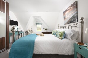 2 bedrooms, desk, iron/ironing board, internet
