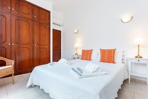 3 bedrooms, iron/ironing board, WiFi, bed sheets