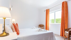 3 quartos, ferros/tábuas de passar roupa, Wi-Fi, roupa de cama
