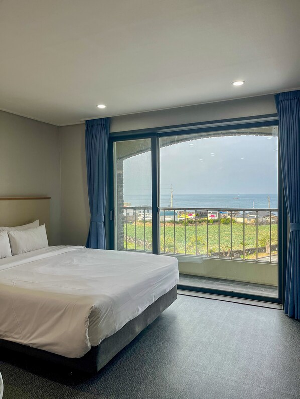 Stay - Condo type: Deluxe Twin Room, Partial Ocean View | Blackout drapes, free WiFi, bed sheets, wheelchair access - Aewol Stay in Jeju Hotel & Resort (Jeju City)