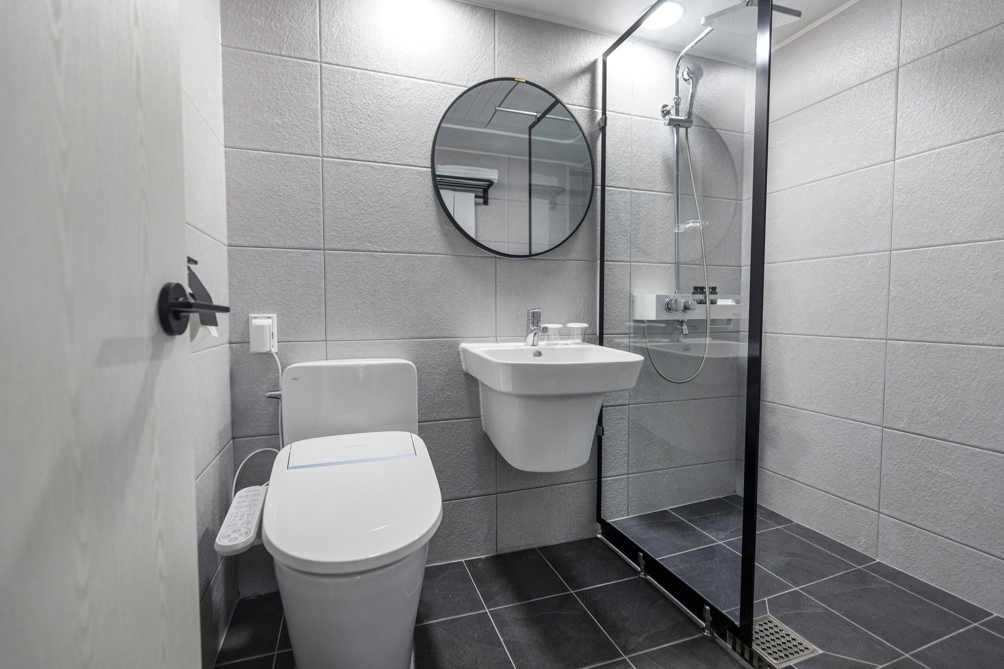 aewol - hotel type: deluxe family twin room, mountain view | bathroom | hair dryer, bidet, towels, soap