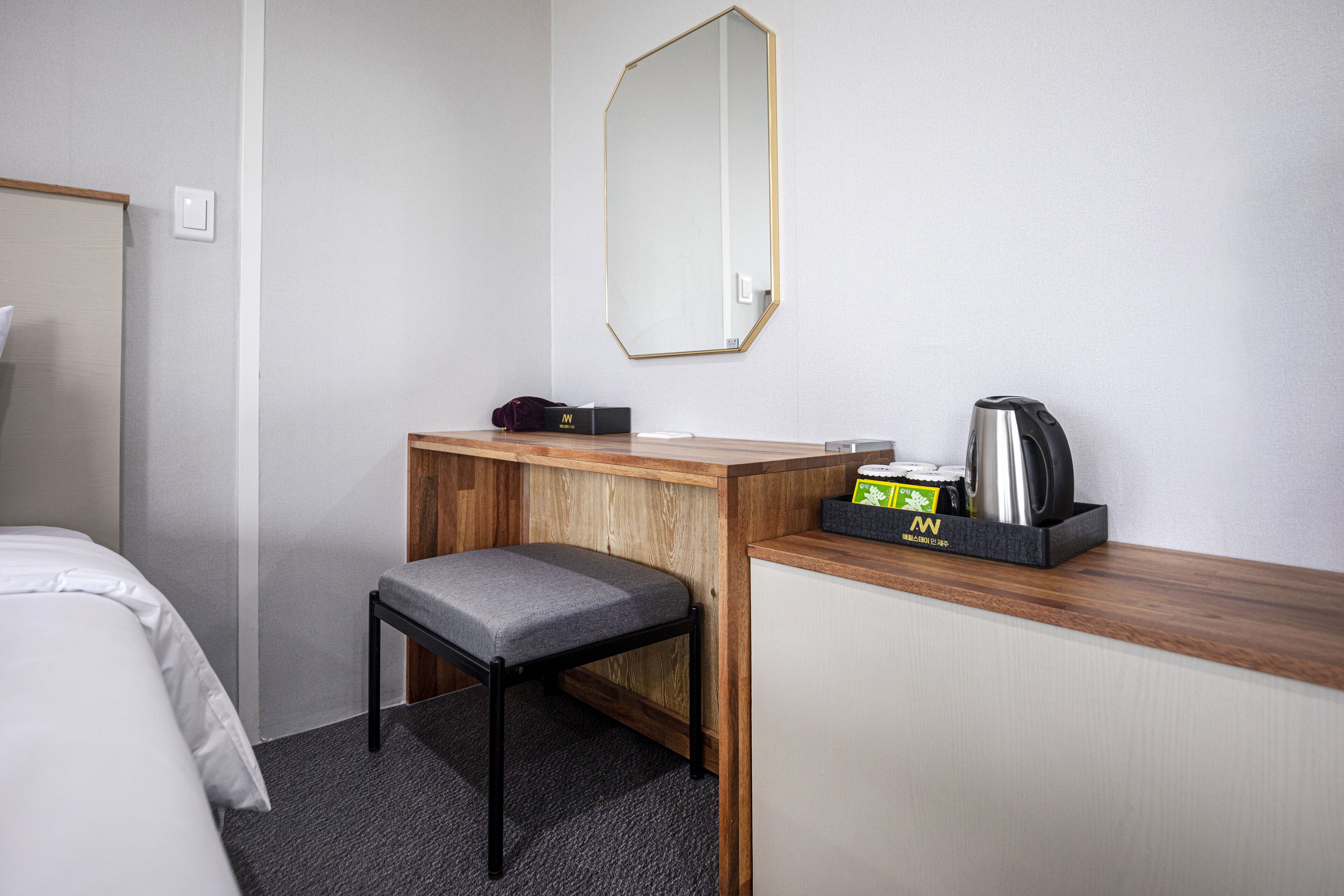 aewol - hotel type: deluxe twin room, mountain view | room amenity