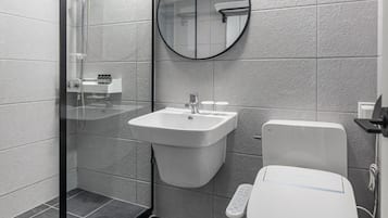 Aewol - Hotel type: Deluxe Family Twin Room, Ocean View | Bathroom | Hair dryer, bidet, towels, soap