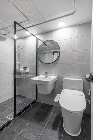 Aewol - Hotel type: Deluxe Family Twin Room, Ocean View | Bathroom | Hair dryer, bidet, towels, soap - Aewol Stay in Jeju (Jeju City)