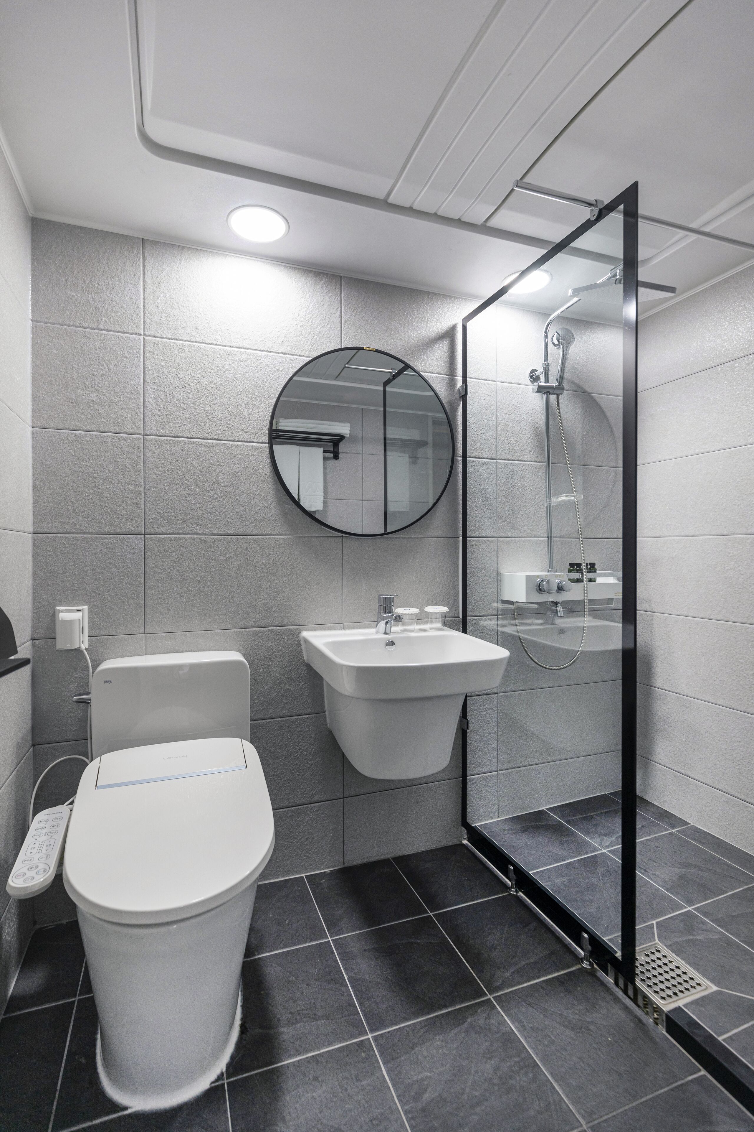 aewol - hotel type: deluxe family twin room, mountain view | bathroom | hair dryer, bidet, towels, soap