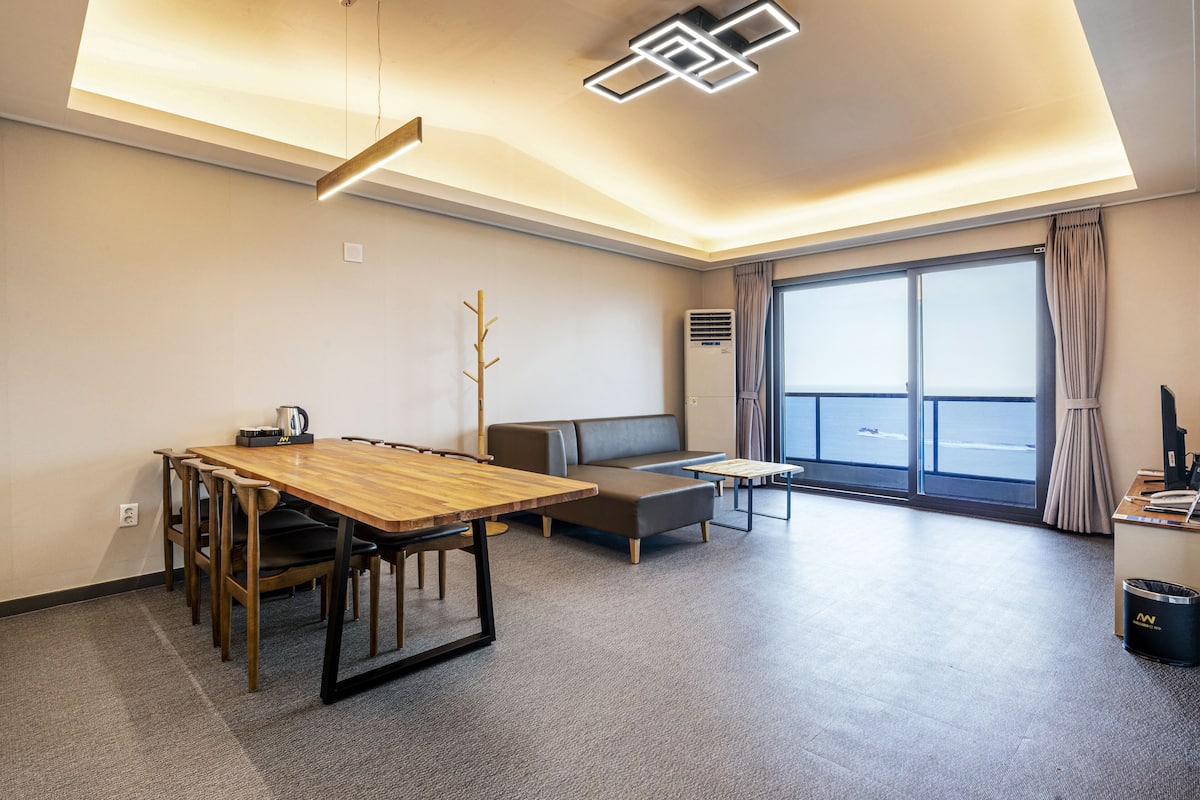 家庭套房, 海洋景观 (Aewol - Condo type) | 起居区 | 平板电视、加热地板
