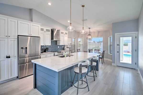 Jääkaappi, mikroaaltouuni, liesi, astianpesukone