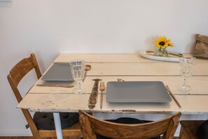 Dining - Deluxe Apartment "Sankt Johann II" with Wi-Fi in Historic Center (Konstanz)