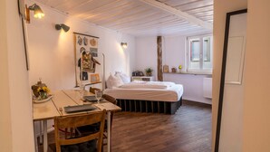 Ein Schlafzimmer mit Bett, Nachttisch und Fenster.