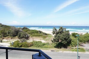 On the beach - Beachfront Views - Sleeps 6 comfortably + Pets welcomed! (Blueys Beach)