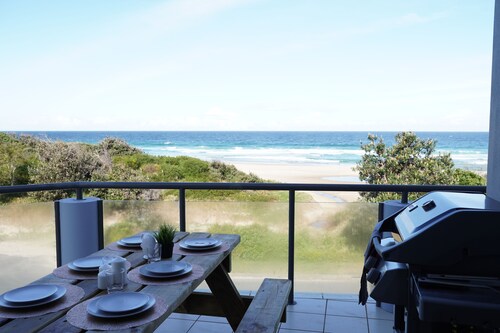 Beachfront Views - Sleeps 6 comfortably + Pets welcomed!