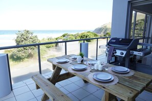 Outdoor dining - Beachfront Views - Sleeps 6 comfortably + Pets welcomed! (Blueys Beach)