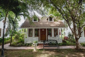 Front of property - Sakarin Valley Resort & Restaurant (Kanchanaburi)