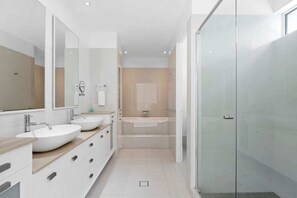 Badewanne, Handtücher, Shampoo