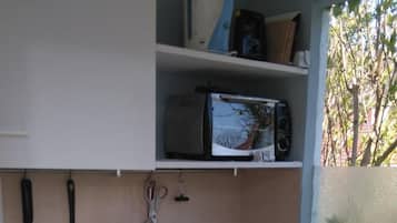 Frigorífico, cafetera o tetera y tostadora