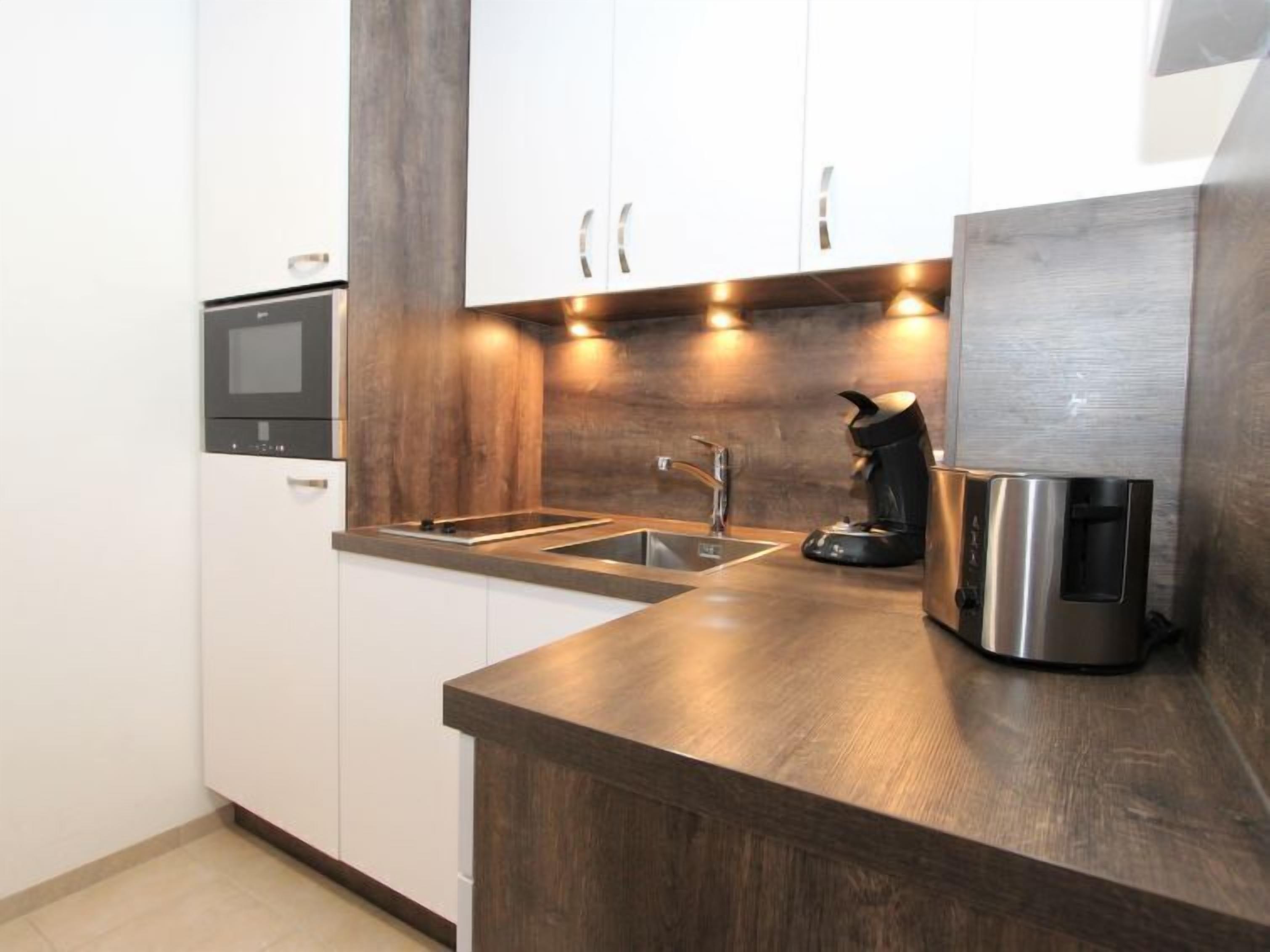 Kühlschrank, Mikrowelle, Kochgeschirr/Geschirr/Besteck, Esstisch