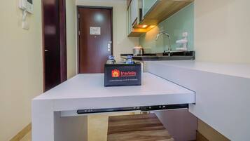 Quarto | Cozinha americana privada | Geladeira, cooktop, talheres/pratos/utensílios de cozinha