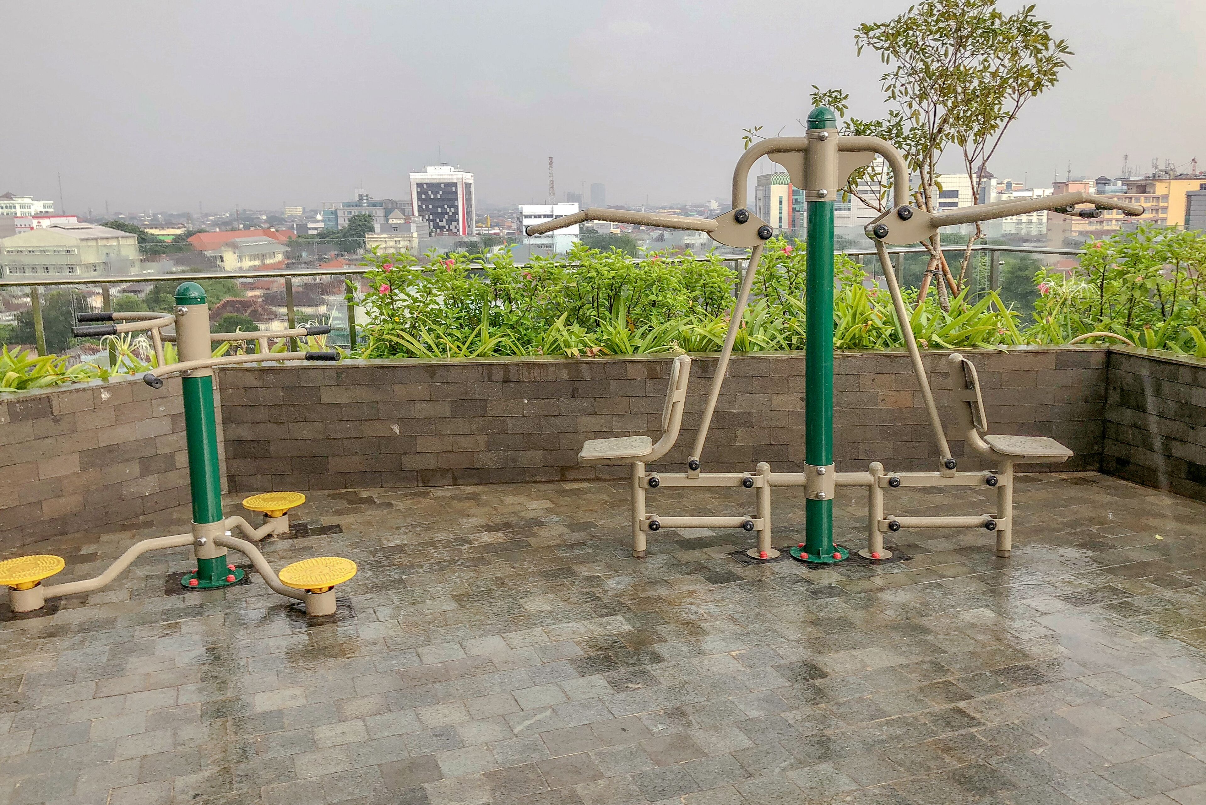 Équipement de fitness installé sur un toit, offrant une vue sur le paysage urbain.