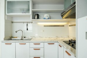 Kamar | Dapur kecil pribadi | Lemari es, kompor, dan peralatan masak/sendok-piring