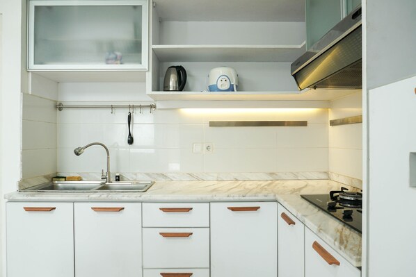 Habitación | Cocineta privada | Refrigerador, parrilla de estufa y utensilios de cocina 