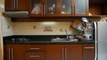 Room | Private kitchenette | Fridge, stovetop, cookware/dishes/utensils