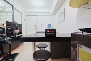 Chambre | Cuisinette privée | Réfrigérateur, surface de cuisson, vaisselle et ustensiles