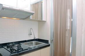 Private kitchenette - Cozy and Lovely 2BR Green Bay Pluit Apartment (Jakarta)