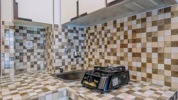 Habitación | Cocineta privada | Refrigerador, parrilla de estufa y utensilios de cocina