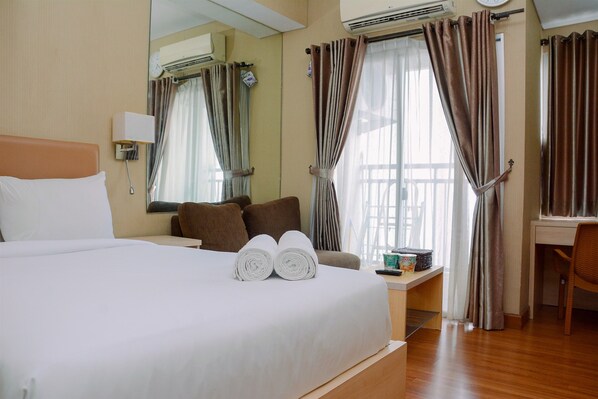 Free WiFi, bed sheets - Cozy Living Studio at Cosmo Terrace Apartment (Jakarta)