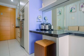 Kamar | Dapur kecil pribadi | Lemari es, kompor, dan peralatan masak/sendok-piring