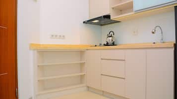 Room | Private kitchenette | Fridge, stovetop, cookware/dishes/utensils