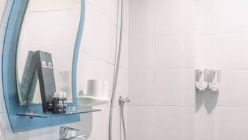 Kamar | Kamar mandi | Shower dan handuk