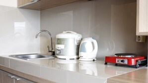 Room | Private kitchenette - Charming Studio Room at Galeri Ciumbuleuit 2 Apartment (Bandung)